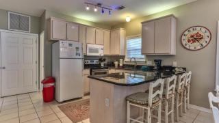 Biglows Bungalow - About a quarter mile to PRIVATE Neighborhood Beach Access, Pet Friendly, Community Pool - Destin - 3