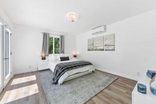 Studio City Contemporary Villa with Pool Sleeps 10 - Los Angeles - 3