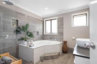 Spacious 3BR house with a cosy log fire & luxury spa bath - Kalgoorlie - 4