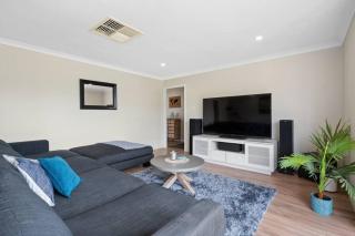 Spacious 3BR house with a cosy log fire & luxury spa bath - Kalgoorlie - 8