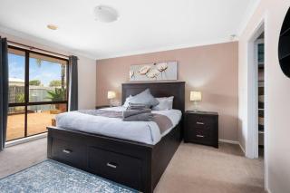 Spacious 3BR house with a cosy log fire & luxury spa bath - Kalgoorlie - 6