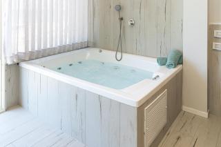 בית חוף מושלם עם גקוזי ומרפסת - Beachside Bliss W jacuzzi - Haifa - 8