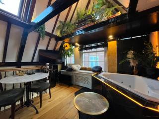 The Enlightened House Luxury Suites - 4