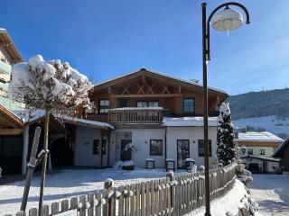Tauernhaus Sonnblick Top 1 - 13p - 5 kamers - luxe - sauna - uitzicht - 1