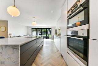 Modern 3 bed Entire House, Gym & Underfloor Heating - Hersham - 5