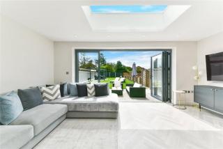 Modern 3 bed Entire House, Gym & Underfloor Heating - Hersham - 6