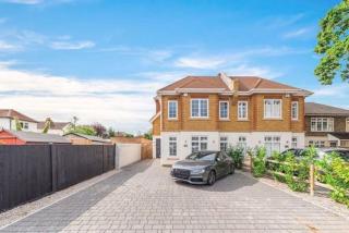 Modern 3 bed Entire House, Gym & Underfloor Heating - Hersham - 9