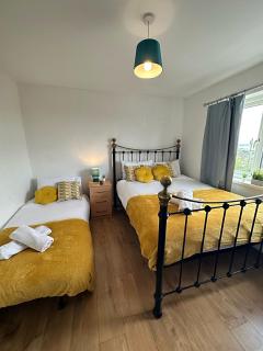 Langdale House - Group Stays Contractors & Families Long or Short Stay - 5 Rooms 7 Beds 3 bathrooms Kitchen, FREE Wi-Fi & Parking - 5