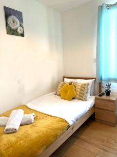 Langdale House - Group Stays Contractors & Families Long or Short Stay - 5 Rooms 7 Beds 3 bathrooms Kitchen, FREE Wi-Fi & Parking - 1