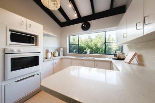 Hideaway on The Hill - The Palms Coastal Abode - Newcastle - 4