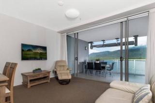 'Marlin Parade' Waterfront Getaway with Rooftop Pool - Cairns - 2