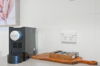'Seaside Azul' A Central Studio with Rooftop Pool - Cairns - 4