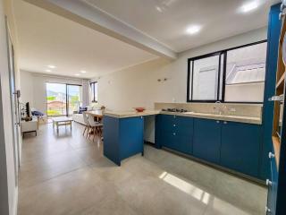 Apartamento novo com 3 quartos e 3 banheiros. - 2