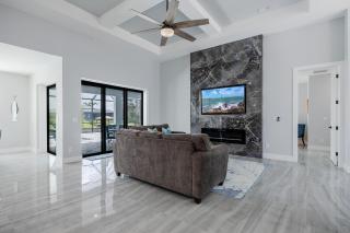 Pool overlooking canal, Outdoor Grilling station - Villa Sand Dollar Siesta - Cape Coral - 4