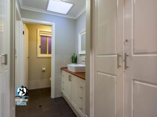 Stylish 3BR Lake - front House - 2