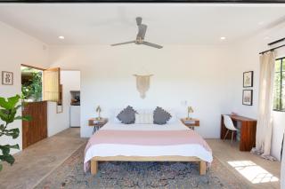 HUGE Suite!! King Bed, Air Conditioning, Pool, Fast Wifi - Sol at Casa Calavera - San Francisco - 9