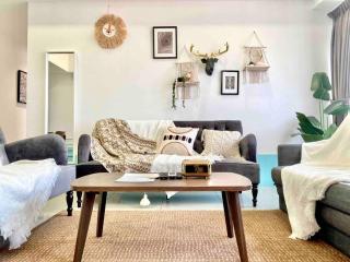 Tropicana 218 Macalister #Top Floor #WideAngleViews #InfinityPool #Georgetown #8pax #3BR 2bath #2Queen 4Single #Near island hospital #Quality well maintained #Private host - 6