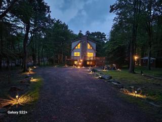 roomy CHALET in Lake harmony - 3 mins WALKING distance to LAKE, BB, JACK FROST Ski mts with LINENS, TOWELS, FIREPIT, HOTTUB, GAMES, GRILL - Lake Harmony - 4