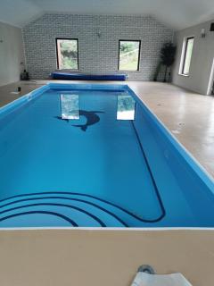 Apartment with Private Pool Sleeps 5 - 9
