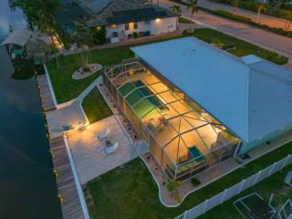 Gulf Access, Pool Table, Heated Pool, Sleeps 12 - Villa Dolphin Sunset - Cape Coral - 6