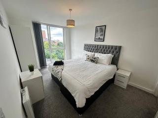 Lovely 2 Bed MCR Apt + Balcony - 0