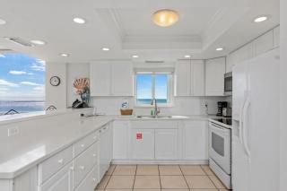 1111 Shoreline Towers Beach Front Condo 3Bdrm Free Beach Setup - 4