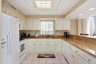 1056 Shoreline Towers Spacious & Charming Condo - Destin - 4