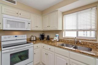 1056 Shoreline Towers Spacious & Charming Condo - Destin - 3