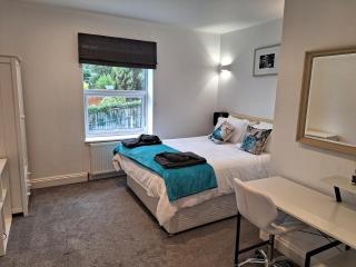 Spacious, modern first floor flat near beach and ferry - East Cowes - 1