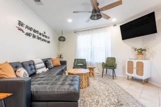 Downtown Pearl Bungalow at Beer Ranch Project - Wimberley - 3