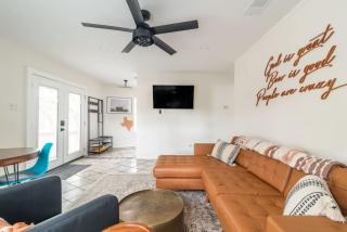 Downtown Lonestar Bungalow at Beer Ranch Project - Wimberley - 8