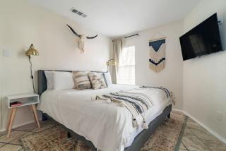 Downtown Lonestar Bungalow at Beer Ranch Project - Wimberley - 6