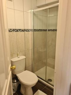 Close To Tower Bridge Central London - 4 Bedroom House - 3 Bathrooms - Free Parking 3 Cars - Sleep 9 - 4