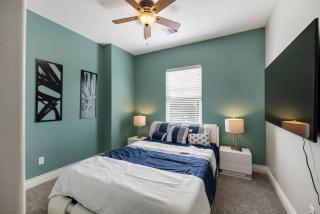 Modern 3 Bedroom with 85 Inch TV - Houston - 8