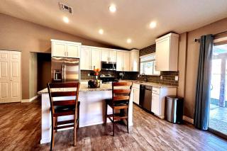 Mesa Oasis Private Pool Spacious! 10+ guests 7 Beds New, Great Location! - Mesa - 4