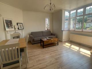 Immaculate 2-Bed House in Potters Bar - Potters Bar - 0