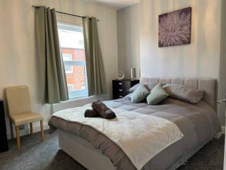 Spacious 2-Bedroom House In Stockton Heath With Free WiFi By Amazing Spaces Relocations Ltd - Warrington - 9