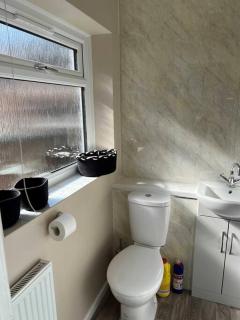 Spacious 2-Bedroom House In Stockton Heath With Free WiFi By Amazing Spaces Relocations Ltd - Warrington - 6