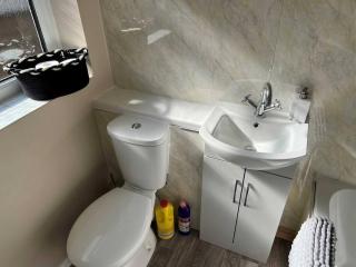 Spacious 2-Bedroom House In Stockton Heath With Free WiFi By Amazing Spaces Relocations Ltd - Warrington - 3