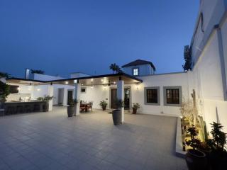 Gorgeous Downtown 4BR House with Pool, Jacuzzi & Firepit - 4