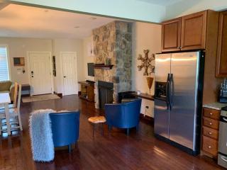 Massive LUX 3BR Ski ON/OFF Condo on MTN.Sleeps 12! - 4