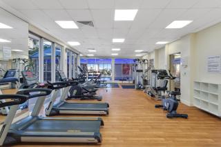 Holiday Holiday Chevron Renaissance Apartments - 6