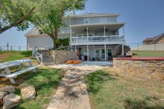 Game Room and Dock Waterfront Granbury Lake Retreat - Granbury - 9