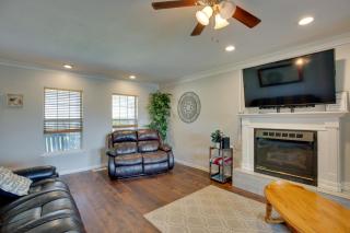 Game Room and Dock Waterfront Granbury Lake Retreat - Granbury - 6