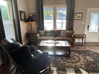Blueberry Bungalow - Locally Run! Enjoy our PS5! - Taylor - 9