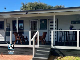 3BR Updated Coastal Beach House in Funky Port Elliot - Port Elliot - 0