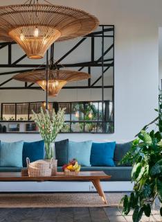 Villa Lileo - Stunning & Bright Luxury 4BR Villa 5 Minutes to Berawa Canggu, Perfect for a Relaxing Getaway - Canggu - 1