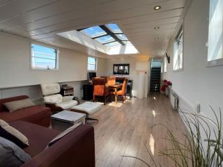 Spacious homely house boat - 9