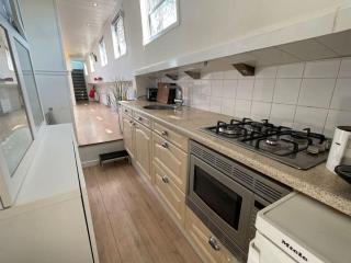 Spacious homely house boat - 5
