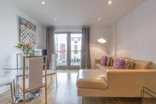 Stylish Town Centre Apartment - 4